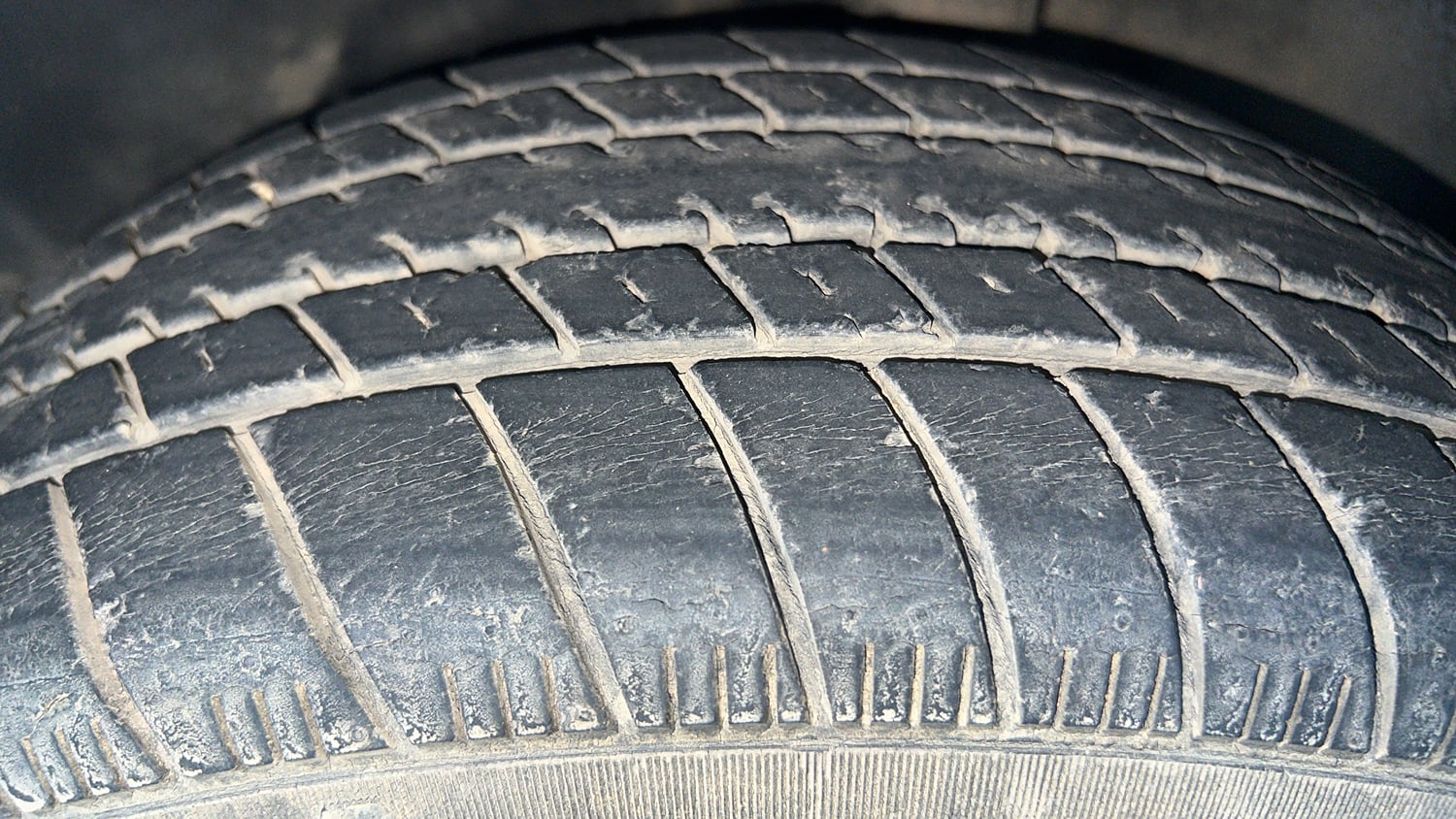Used 2018 Volkswagen Ameo Comfortline 1.2L (P) Petrol Manual tyres LEFT REAR TYRE TREAD VIEW