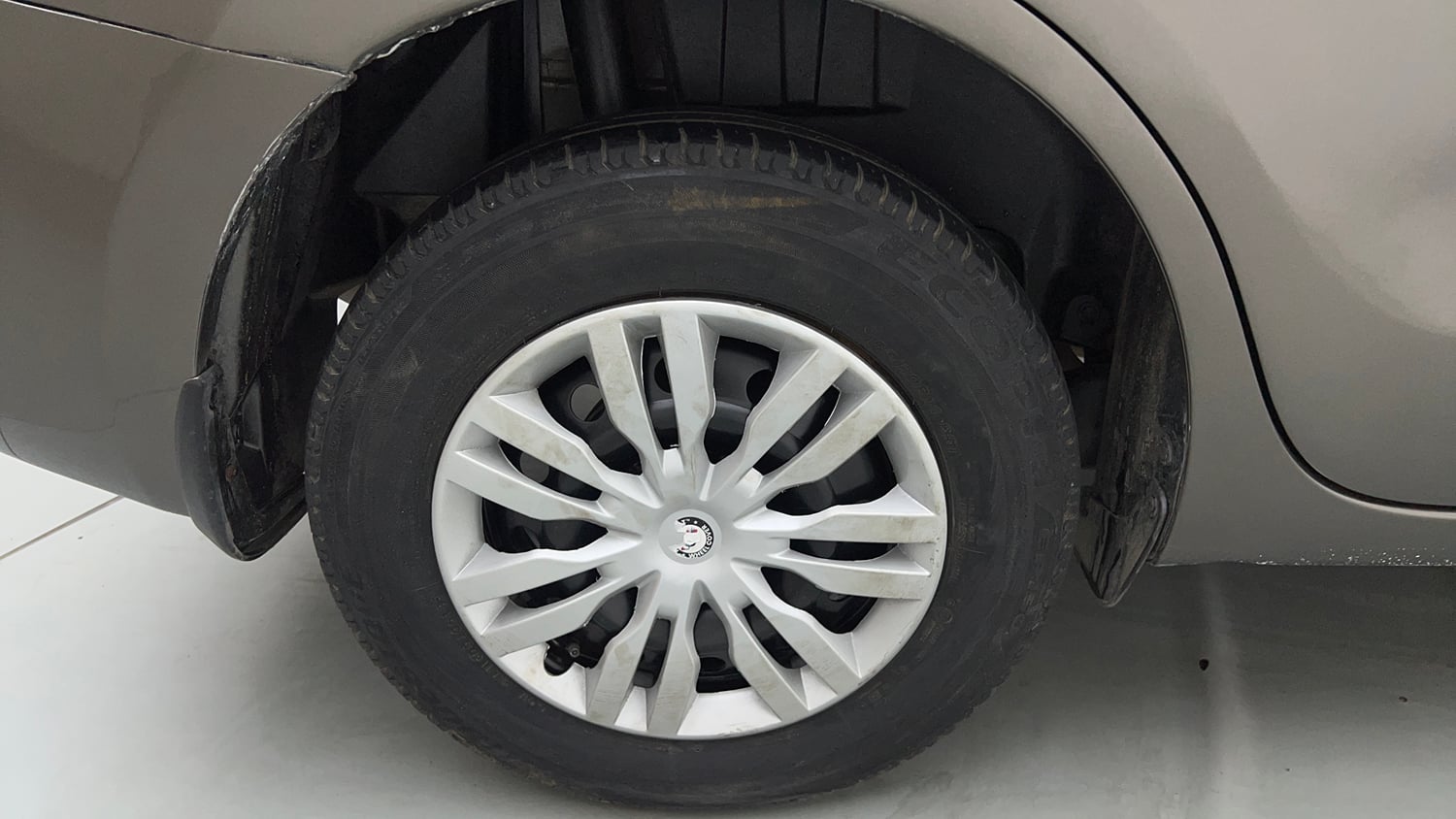 Used 2018 Maruti Suzuki Dzire VDi Diesel Manual tyres RIGHT REAR TYRE RIM VIEW