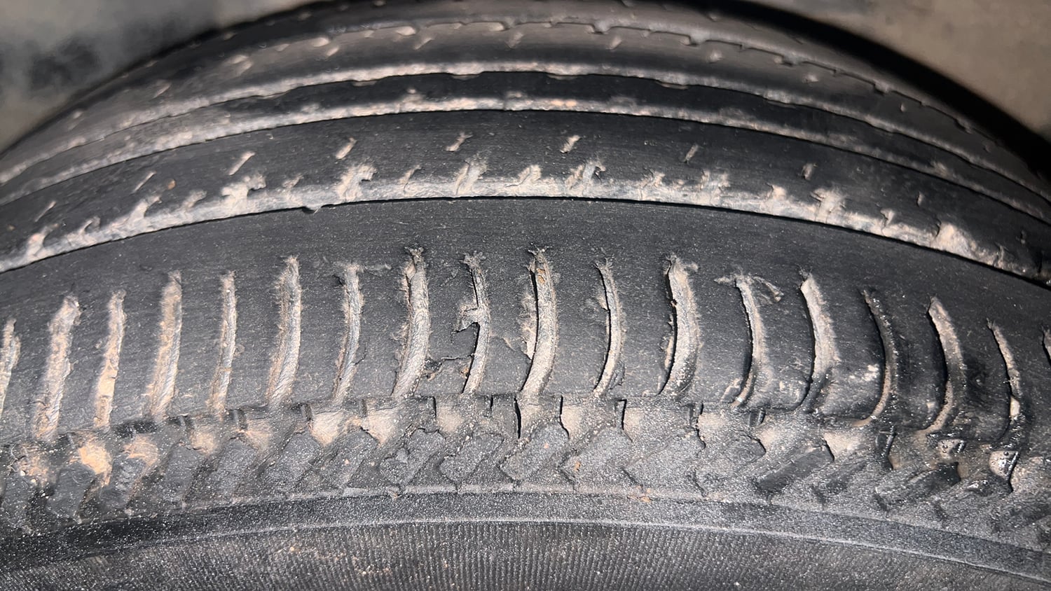 Used 2013 Ford Figo Duratorq Diesel ZXI 1.4 Diesel Manual tyres RIGHT REAR TYRE TREAD VIEW