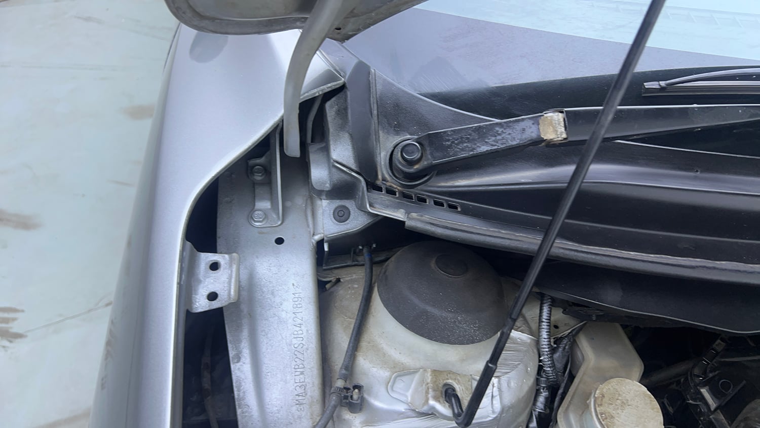 Used 2018 Maruti Suzuki Baleno Delta 1.2 AT Petrol Automatic engine ENGINE RIGHT SIDE HINGE & APRON VIEW