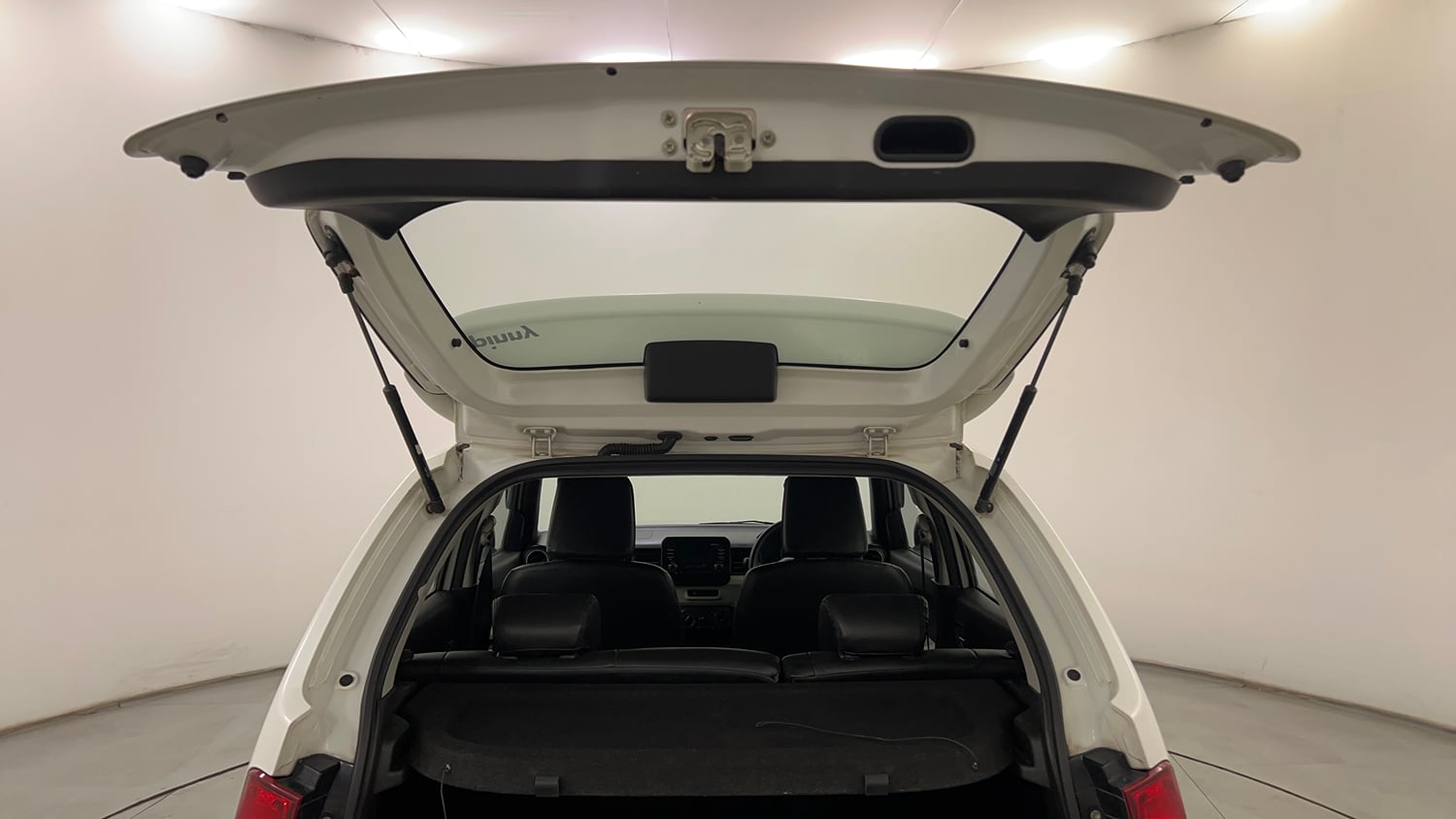 Used 2017 Maruti Suzuki Ignis Delta 1.2 MT Petrol Manual interior DICKY DOOR OPEN VIEW