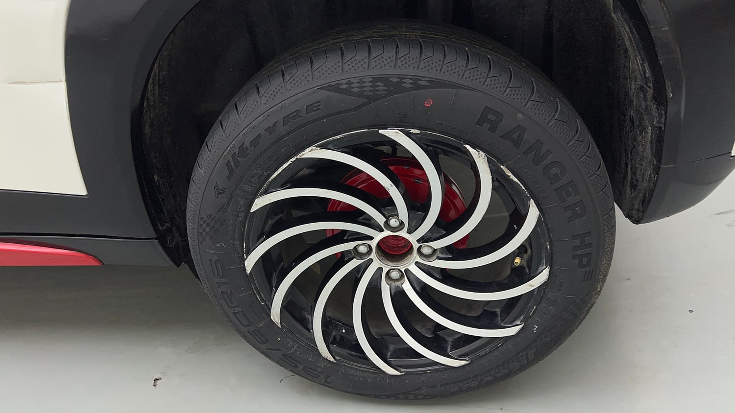Used 2023 Maruti Suzuki Fronx Delta Plus 1.2L MT Petrol Manual tyres LEFT REAR TYRE RIM VIEW