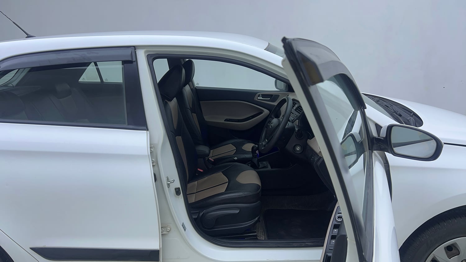 Used 2015 Hyundai Elite i20 Sportz 1.2 Petrol Manual interior RIGHT SIDE FRONT DOOR CABIN VIEW