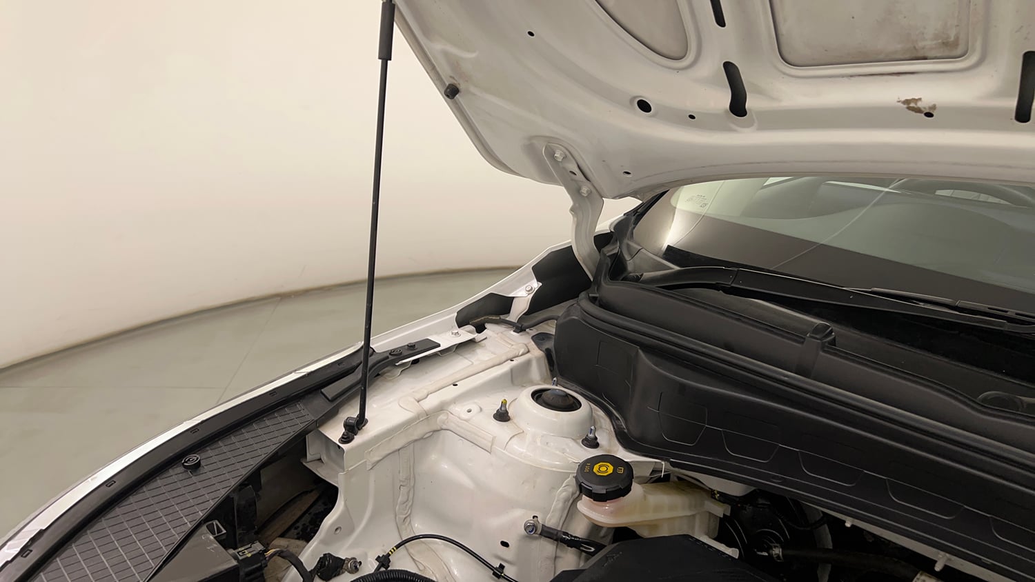 Used 2022 kia Seltos HTX 1.5 IVT Petrol Automatic engine ENGINE RIGHT SIDE HINGE & APRON VIEW