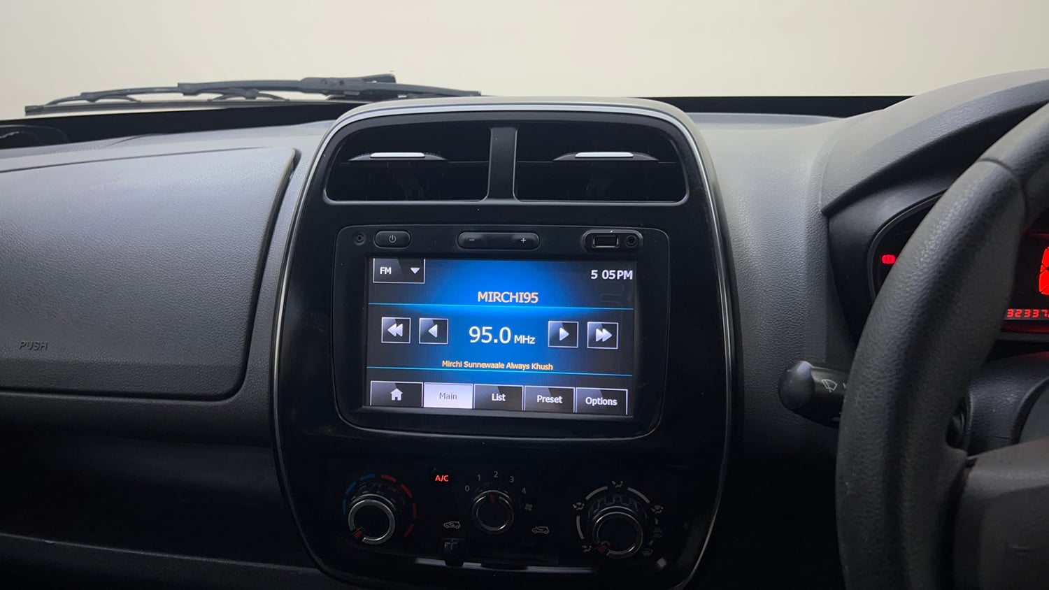 Used 2016 Renault Kwid RXT Petrol Manual top_features Touch screen infotainment system