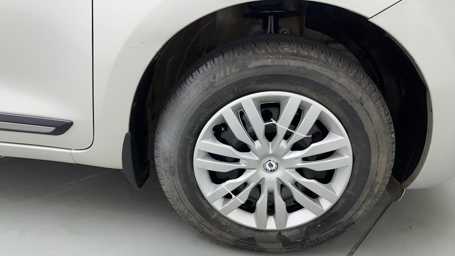 Used 2021 Maruti Suzuki Swift VXi Petrol Manual tyres RIGHT FRONT TYRE RIM VIEW