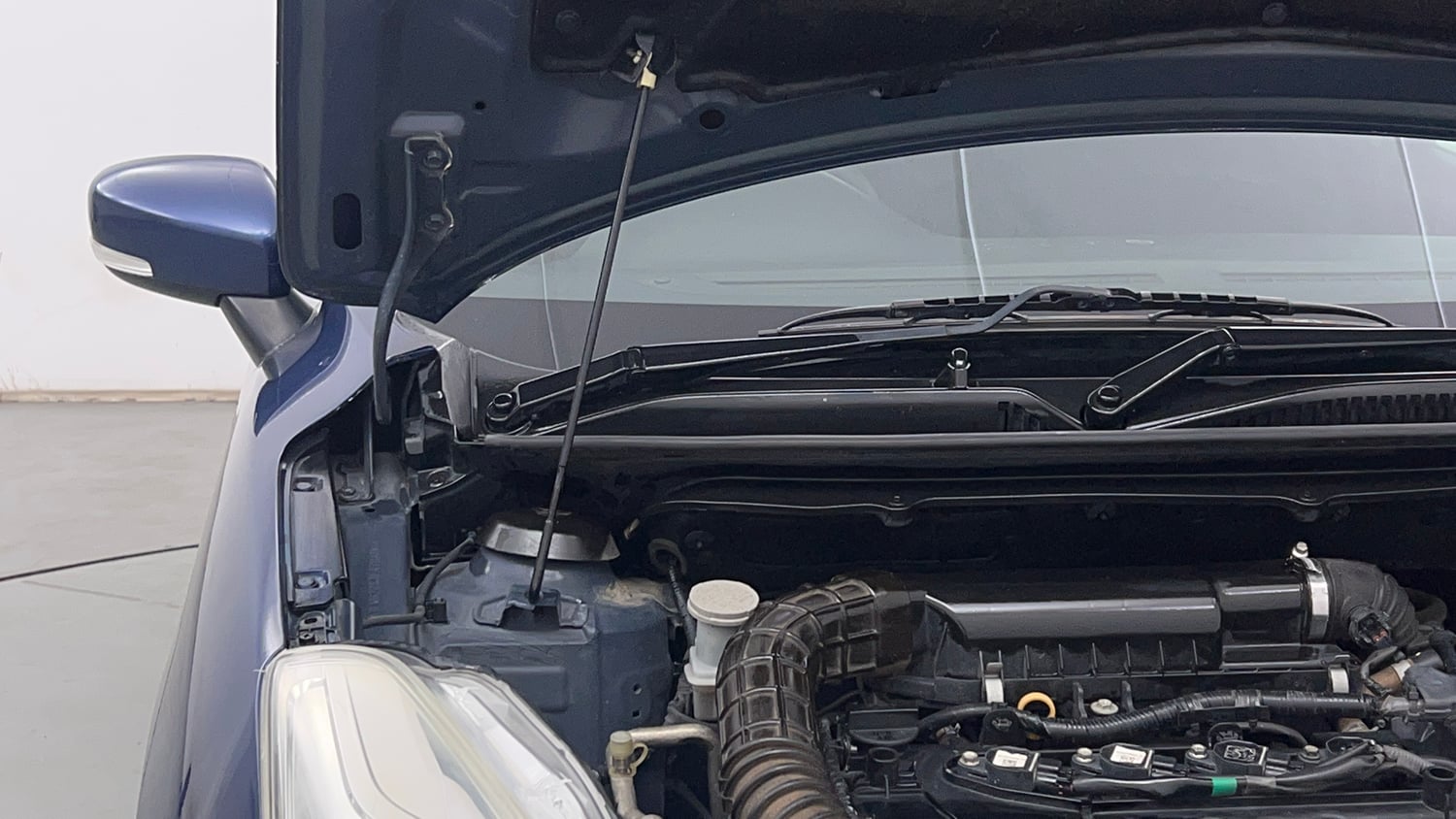 Used 2018 Maruti Suzuki Baleno Zeta 1.2 Petrol Manual engine ENGINE RIGHT SIDE HINGE & APRON VIEW
