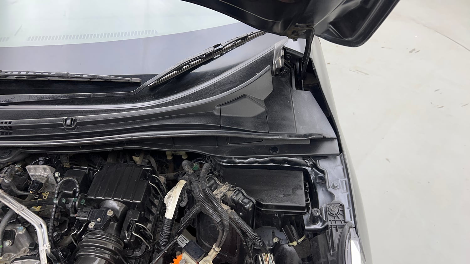 Used 2022 Honda City VX CVT Petrol Petrol Automatic engine ENGINE LEFT SIDE HINGE & APRON VIEW