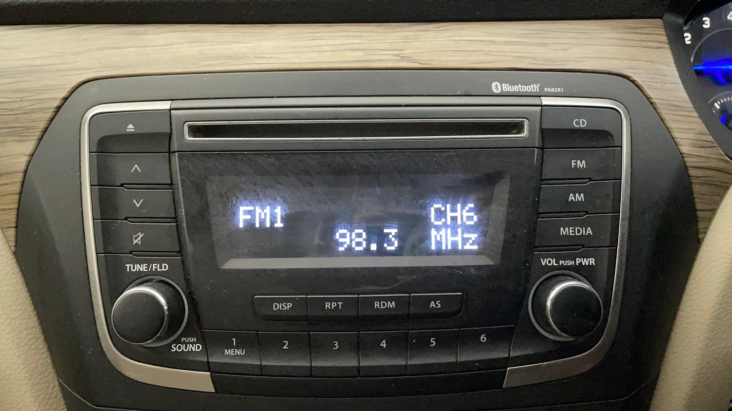 Used 2022 Maruti Suzuki Ciaz Delta 1.5 Petrol Manual top_features Integrated (in-dash) music system