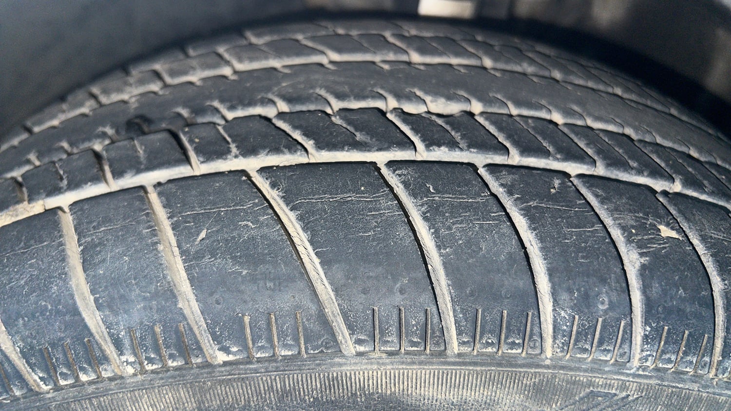 Used 2018 Volkswagen Ameo Comfortline 1.2L (P) Petrol Manual tyres LEFT FRONT TYRE TREAD VIEW