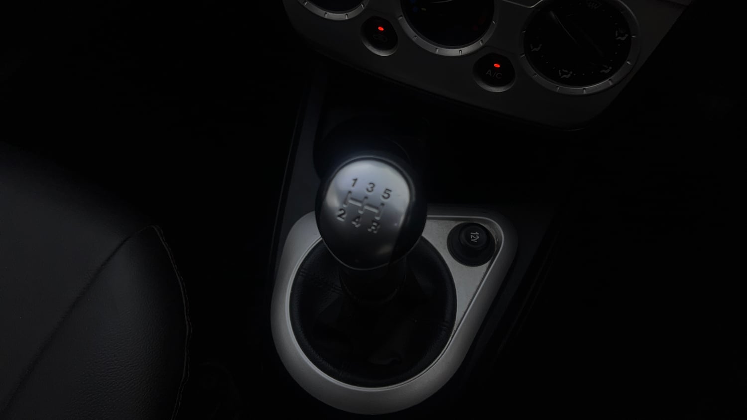 Used 2013 Ford Figo Duratorq Diesel ZXI 1.4 Diesel Manual interior GEAR  KNOB VIEW