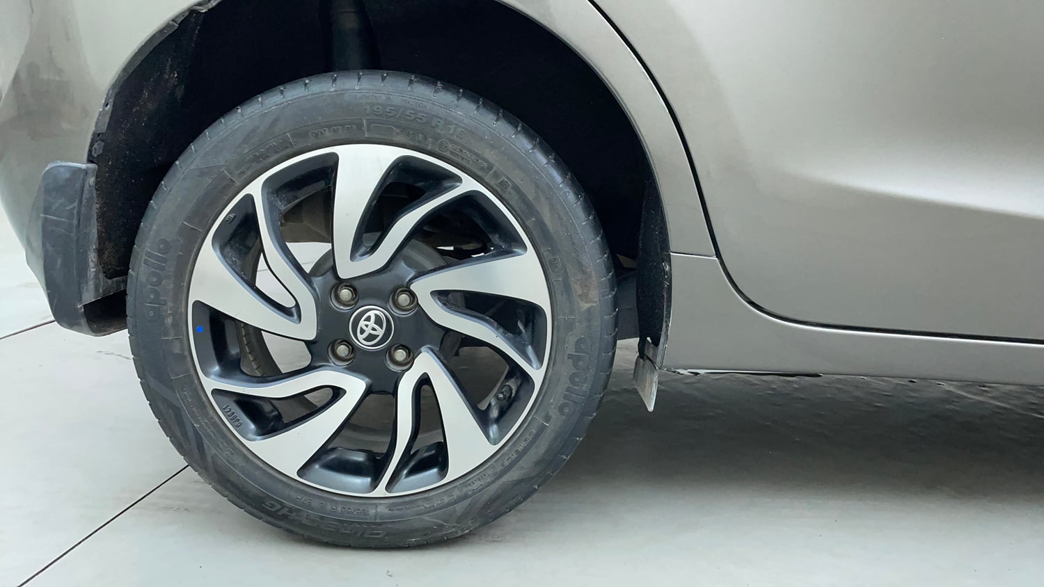 Used 2022 Toyota Glanza V CVT Petrol Automatic tyres RIGHT REAR TYRE RIM VIEW