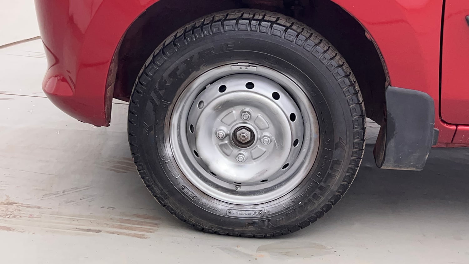 Used 2016 Maruti Suzuki Alto 800 Lxi Petrol Manual tyres LEFT FRONT TYRE RIM VIEW