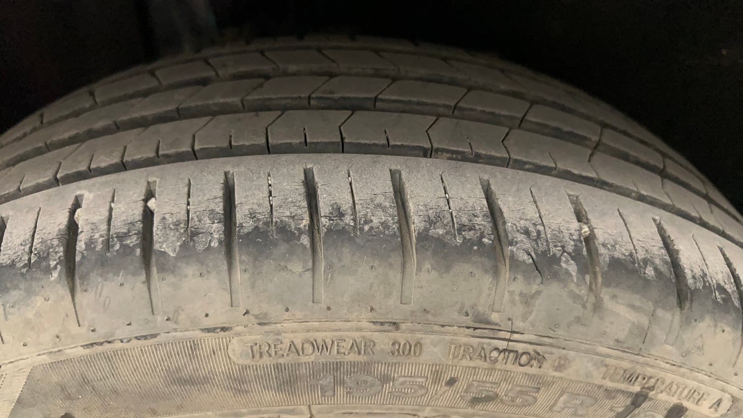 Used 2021 Maruti Suzuki Baleno Zeta Petrol Manual tyres RIGHT REAR TYRE TREAD VIEW