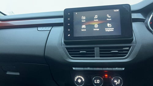 Used 2023 Renault Kiger RXZ Turbo MT Dual Tone Petrol Manual interior MUSIC SYSTEM & AC CONTROL VIEW