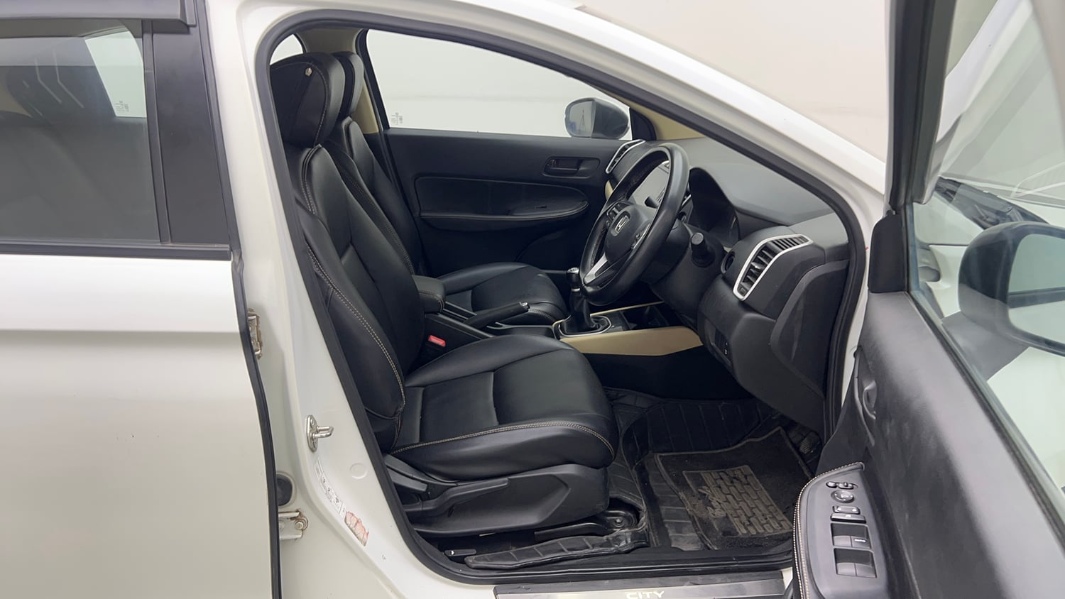 Used 2022 Honda City V Petrol Petrol Manual interior RIGHT SIDE FRONT DOOR CABIN VIEW