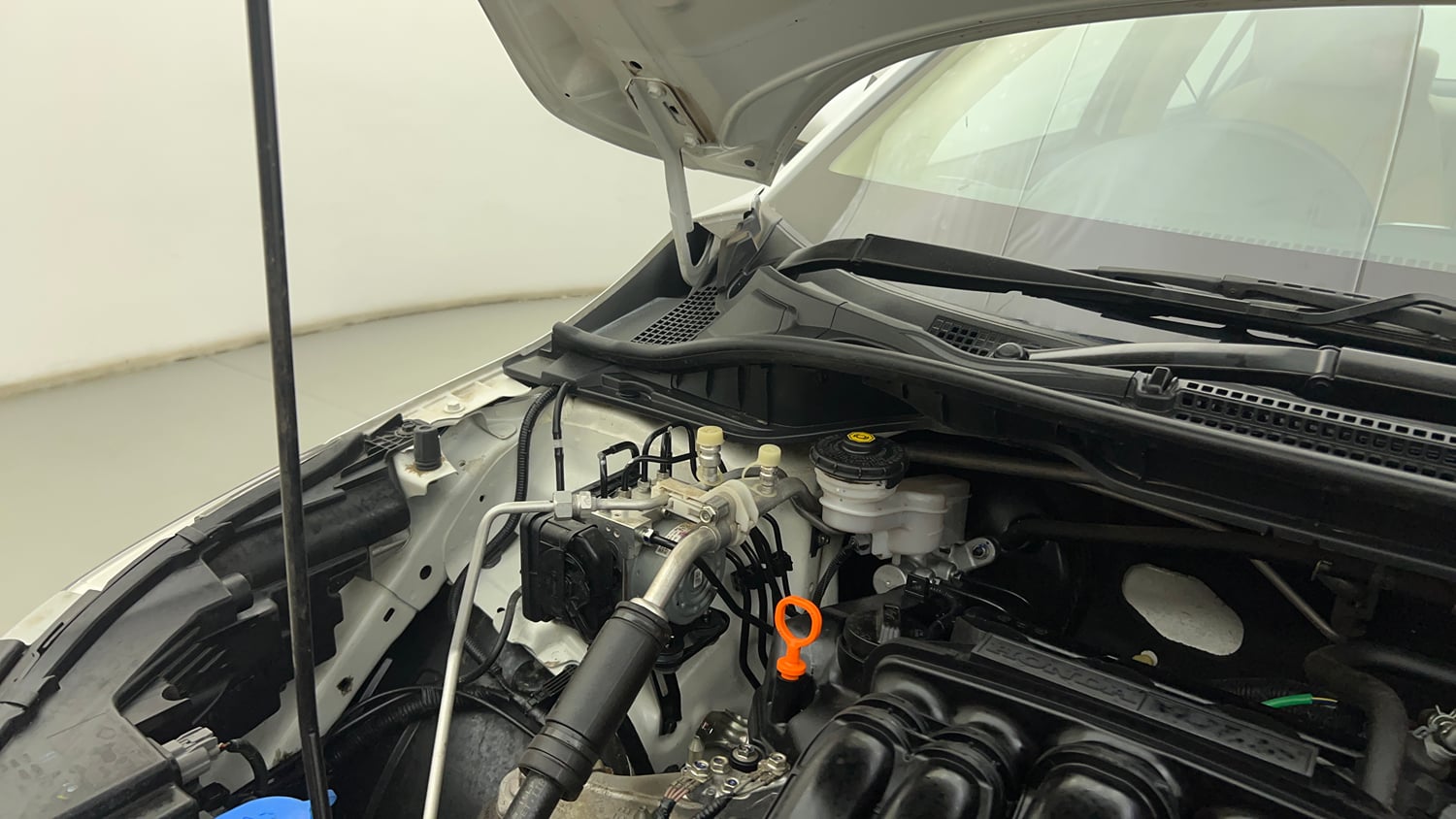 Used 2025 Honda City ZX Petrol CVT Petrol Automatic engine ENGINE RIGHT SIDE HINGE & APRON VIEW
