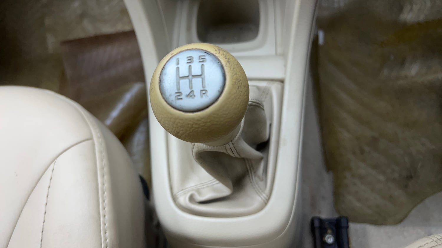 Used 2013 Maruti Suzuki Ertiga Vxi Petrol Manual interior GEAR  KNOB VIEW