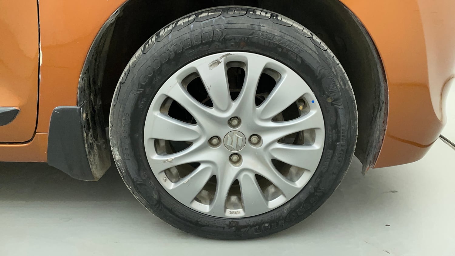 Used 2016 Maruti Suzuki Baleno Zeta 1.2 Petrol Manual tyres RIGHT FRONT TYRE RIM VIEW