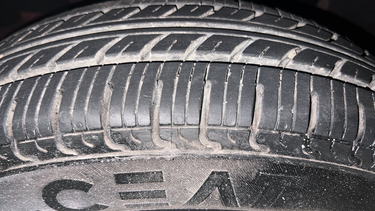 Used 2016 Renault Kwid RXT Petrol Manual tyres LEFT FRONT TYRE TREAD VIEW