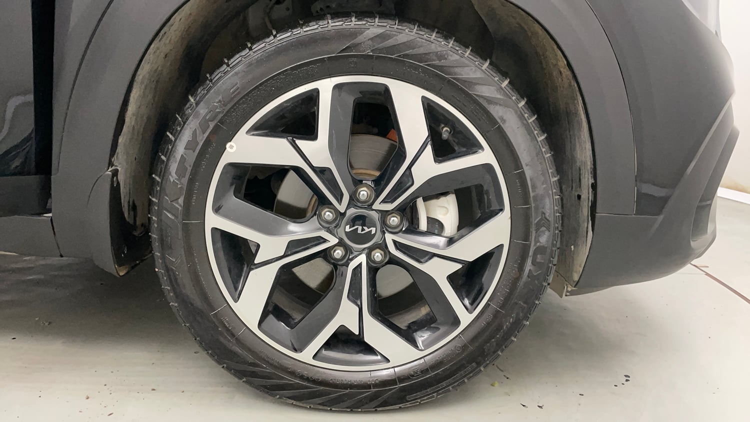 Used 2025 Kia Seltos GTX Plus 1.5 Diesel AT Diesel Automatic tyres RIGHT FRONT TYRE RIM VIEW