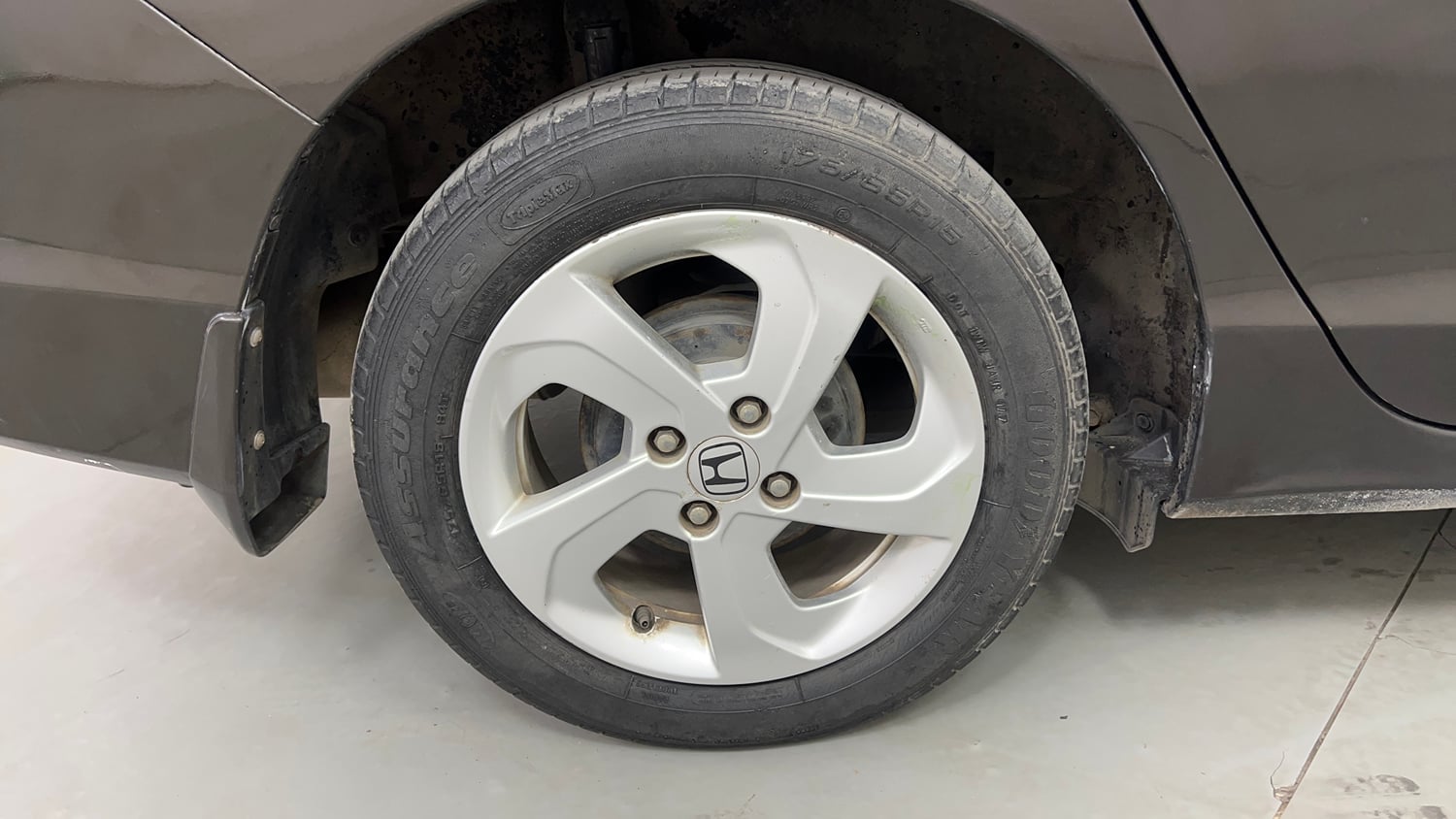 Used 2014 Honda City VX CVT Petrol Automatic tyres RIGHT REAR TYRE RIM VIEW