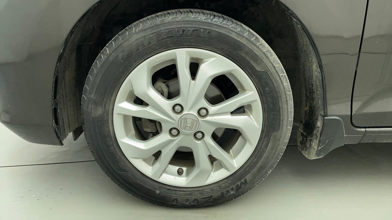 Used 2019 Honda Amaze 1.2 V CVT Petrol Petrol Automatic tyres LEFT FRONT TYRE RIM VIEW