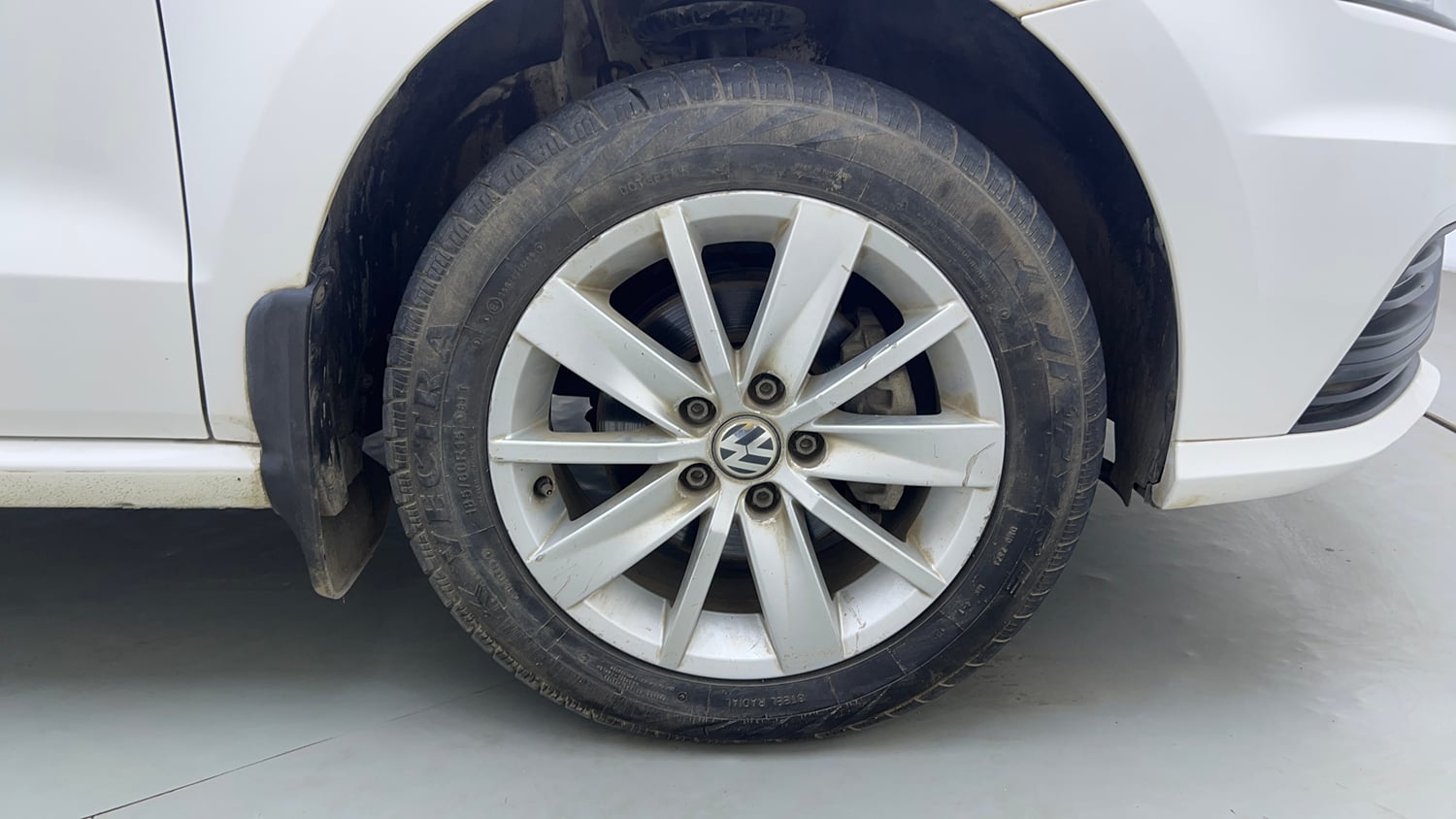 Used 2018 Volkswagen Ameo Comfortline 1.2L (P) Petrol Manual tyres RIGHT FRONT TYRE RIM VIEW
