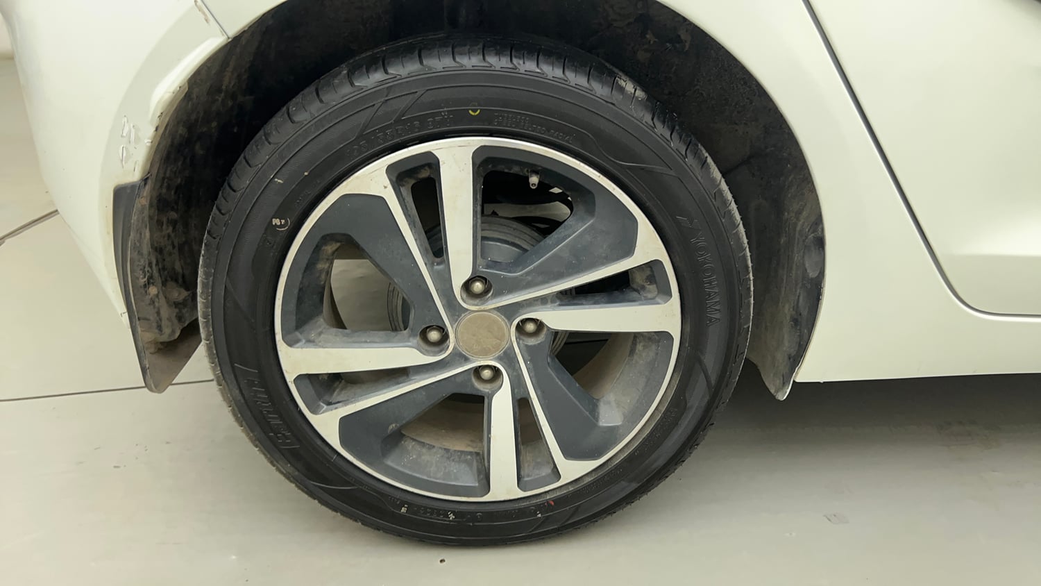 Used 2022 Tata Altroz XZ Plus Petrol+CNG (Outside Fitted) Cng Manual tyres RIGHT REAR TYRE RIM VIEW