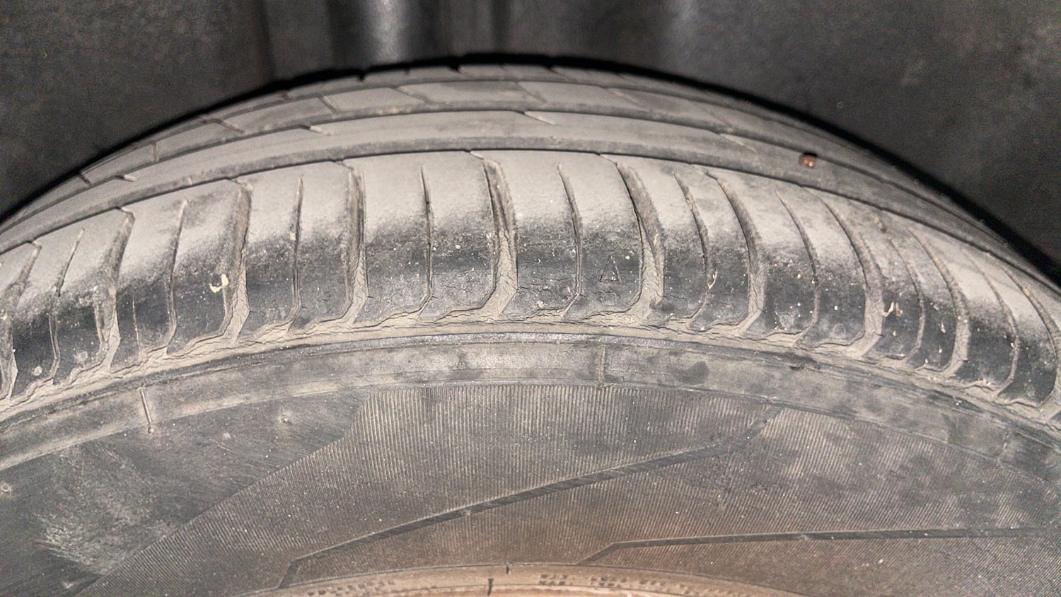 Used 2015 Volkswagen Vento Highline Petrol Petrol Manual tyres RIGHT REAR TYRE TREAD VIEW