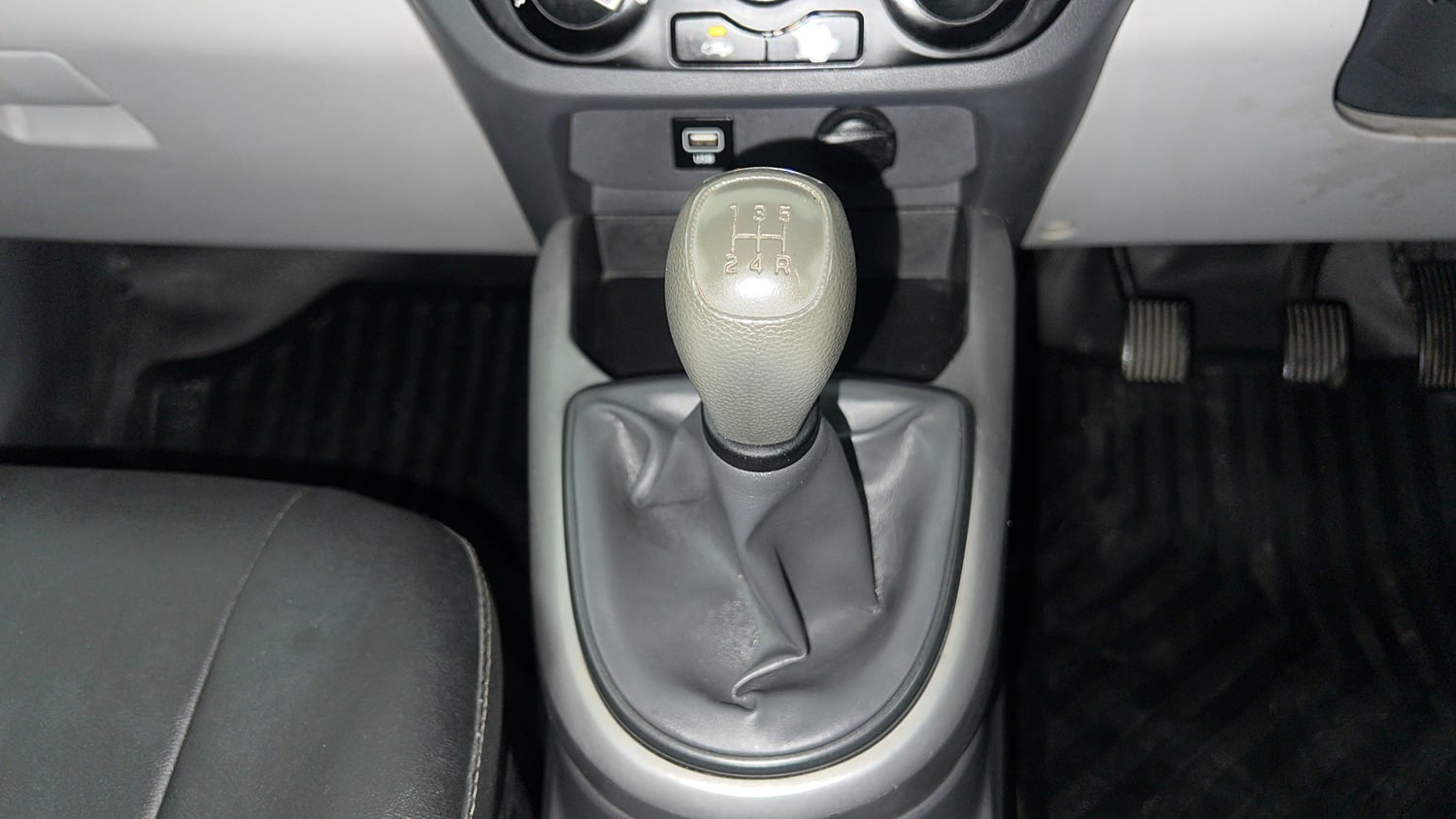 Used 2020 Hyundai Grand i10 Nios Magna 1.2 Kappa VTVT Petrol Manual interior GEAR  KNOB VIEW