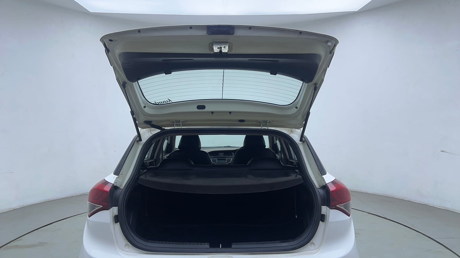 Used 2015 Hyundai Elite i20 Sportz 1.2 Petrol Manual interior DICKY DOOR OPEN VIEW