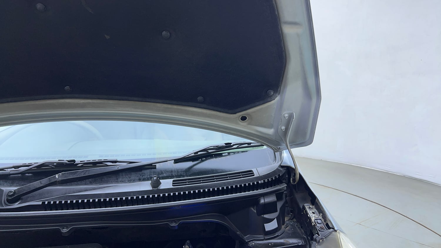Used 2013 Maruti Suzuki Ertiga Vxi Petrol Manual engine ENGINE LEFT SIDE HINGE & APRON VIEW