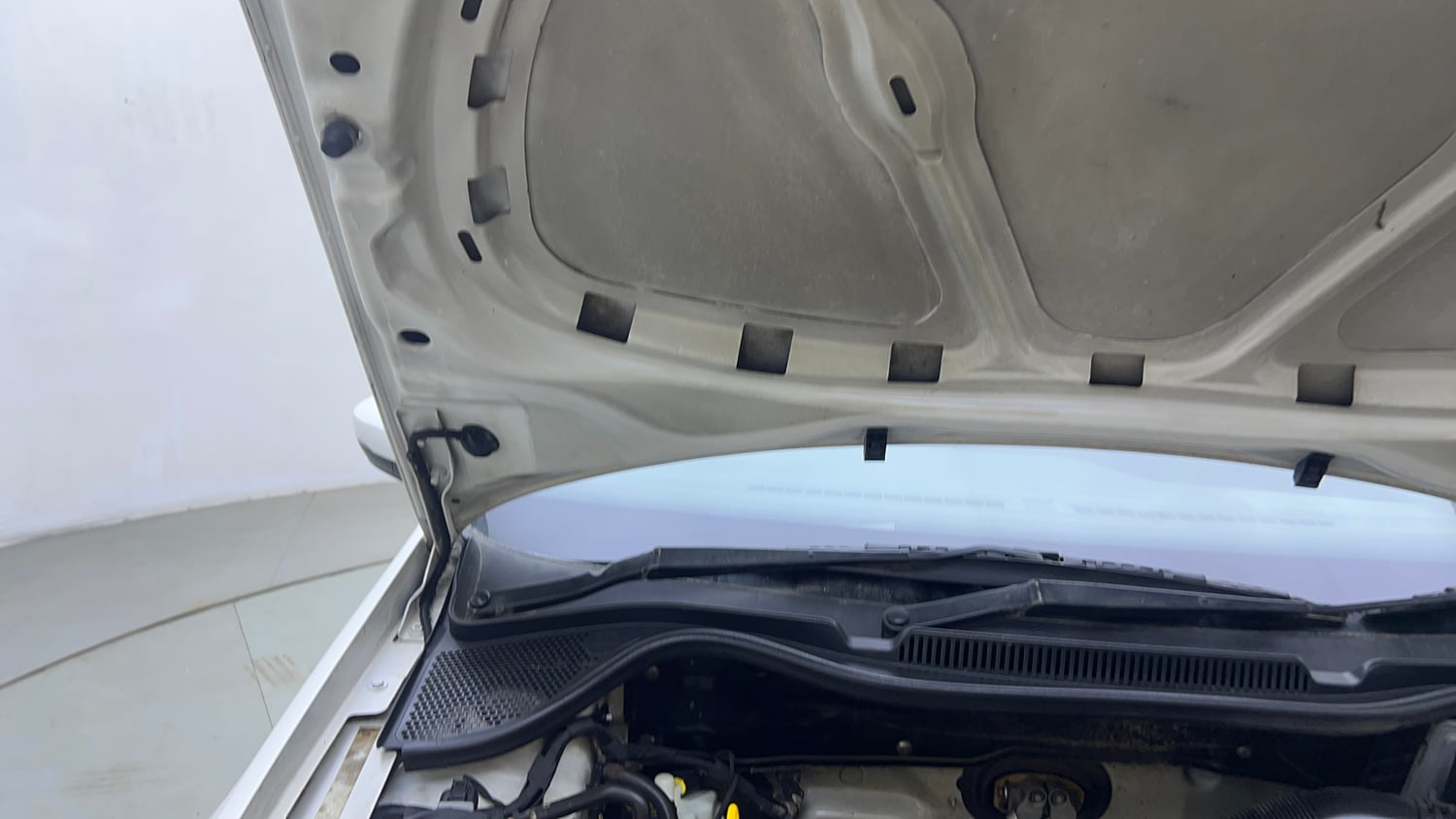 Used 2018 Volkswagen Ameo Comfortline 1.2L (P) Petrol Manual engine ENGINE RIGHT SIDE HINGE & APRON VIEW