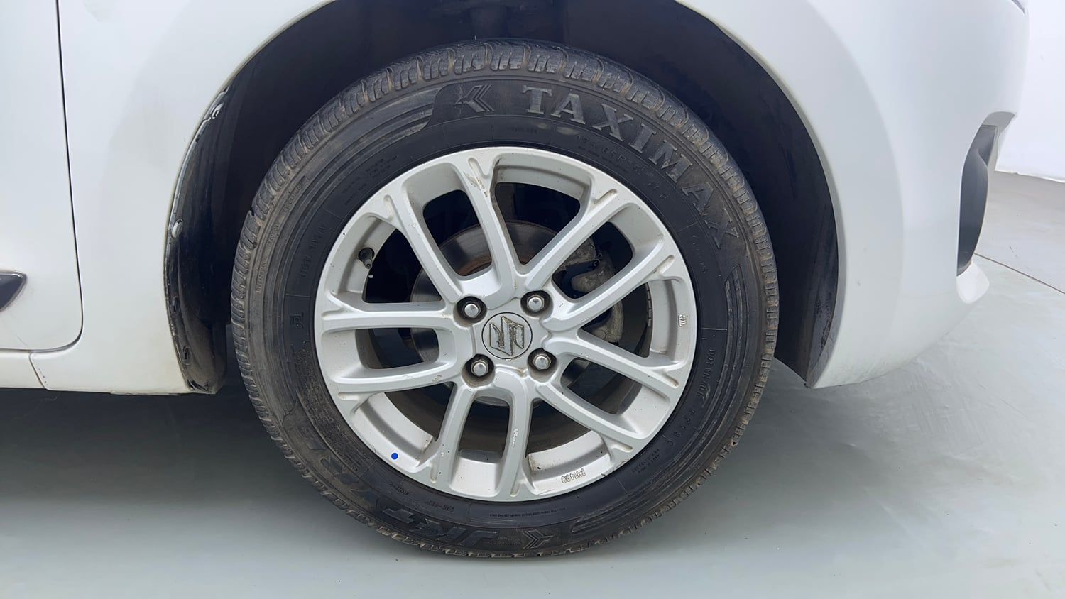 Used 2018 Maruti Suzuki Swift ZXi AMT Petrol Automatic tyres RIGHT FRONT TYRE RIM VIEW