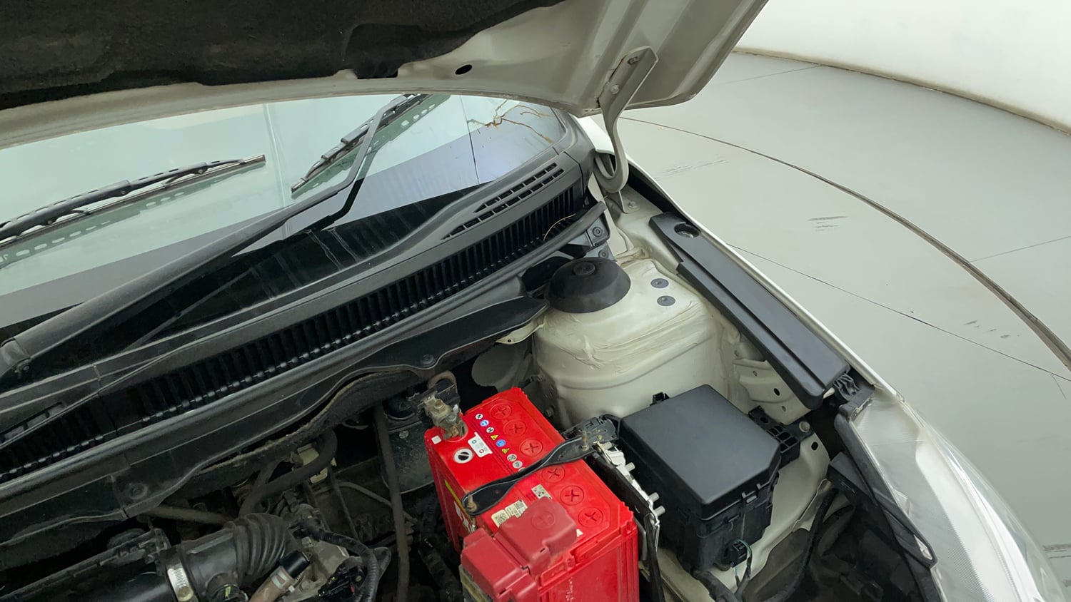 Used 2022 Maruti Suzuki Ciaz Delta 1.5 Petrol Manual engine ENGINE LEFT SIDE HINGE & APRON VIEW