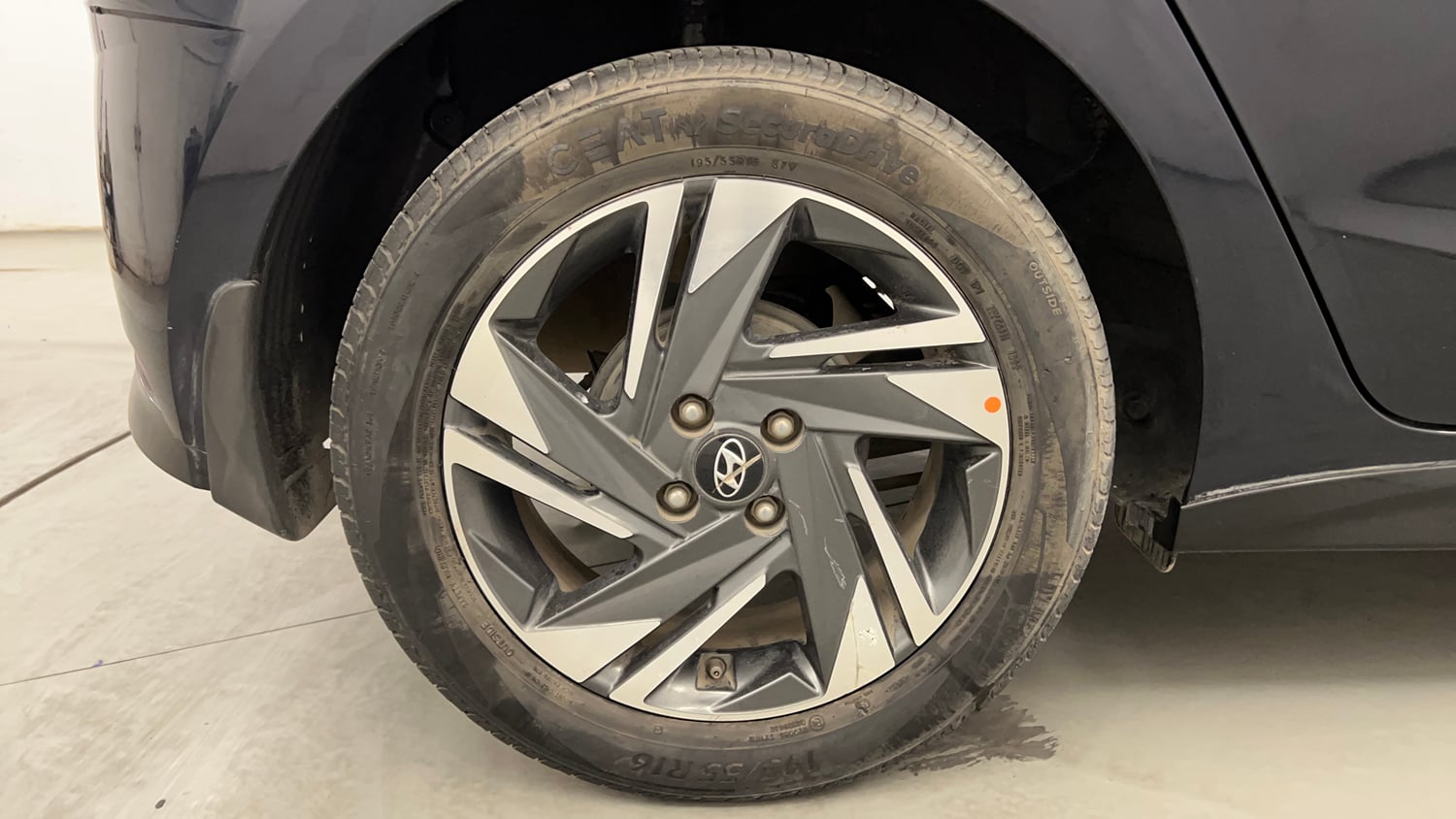 Used 2022 Hyundai New i20 Asta (O) 1.0 Turbo DCT Petrol Automatic tyres RIGHT REAR TYRE RIM VIEW