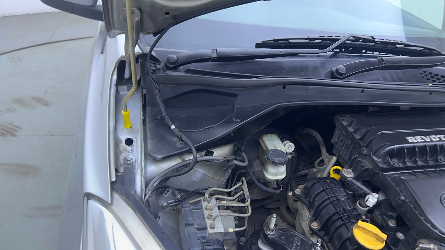 Used 2018 Tata Tiago Revotron XZA Petrol Automatic engine ENGINE RIGHT SIDE HINGE & APRON VIEW