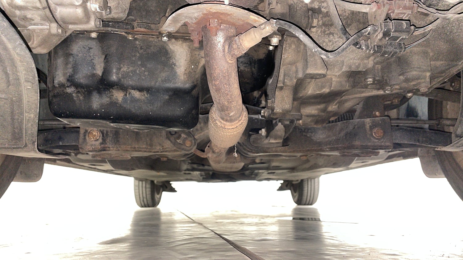 Used 2015 Volkswagen Vento Highline Petrol Petrol Manual extra FRONT LEFT UNDERBODY VIEW