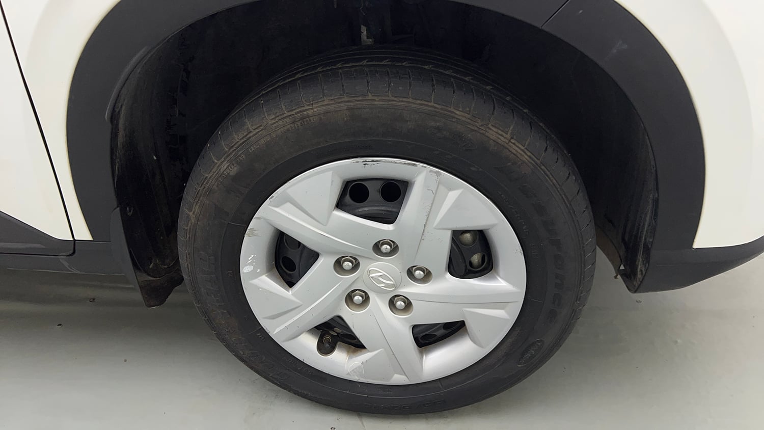 Used 2022 Hyundai Venue SX 1.2 Petrol Petrol Manual tyres RIGHT FRONT TYRE RIM VIEW