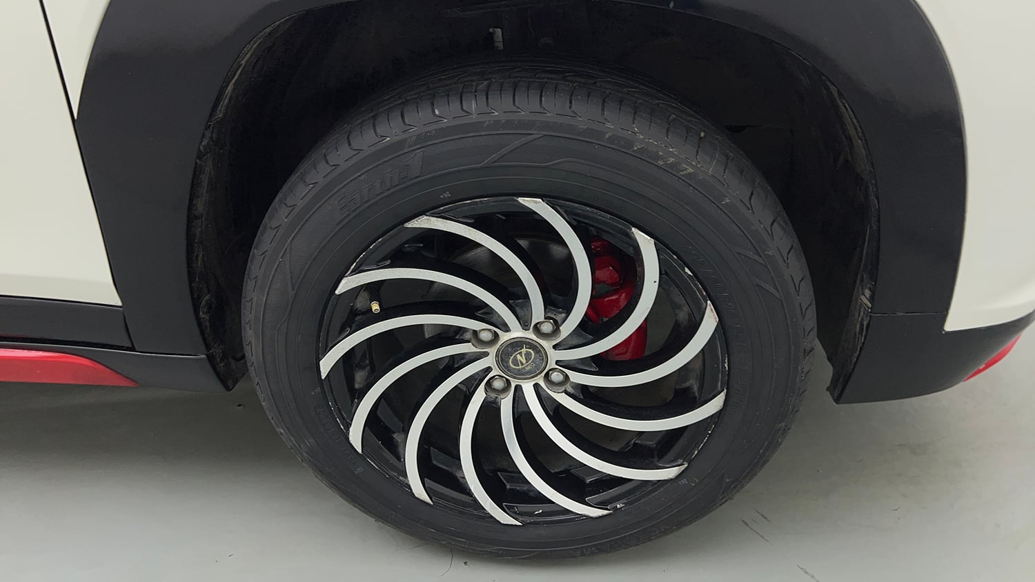 Used 2023 Maruti Suzuki Fronx Delta Plus 1.2L MT Petrol Manual tyres RIGHT FRONT TYRE RIM VIEW