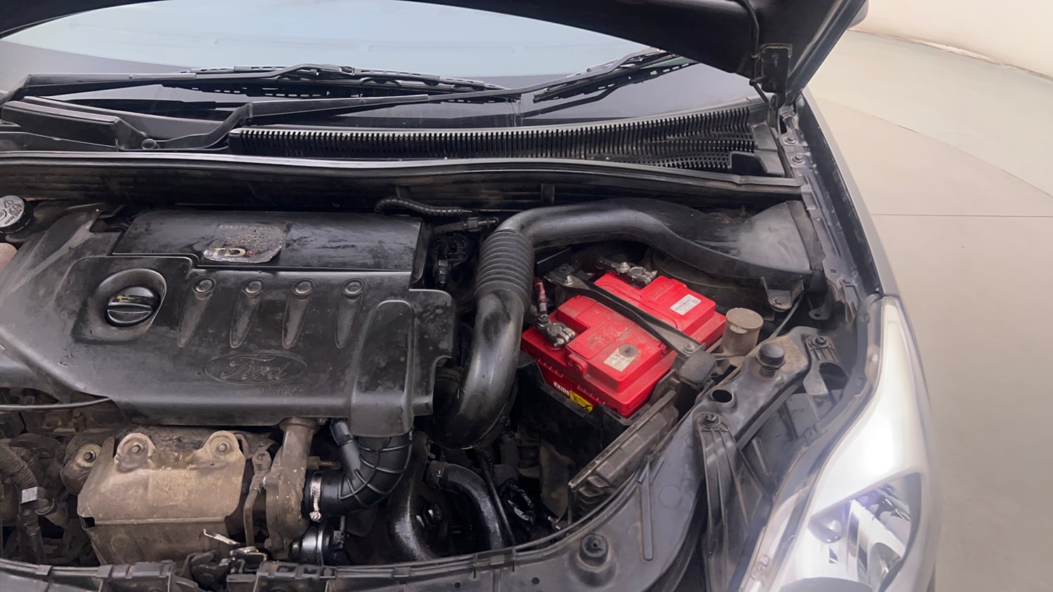 Used 2013 Ford Figo Duratorq Diesel ZXI 1.4 Diesel Manual engine ENGINE LEFT SIDE HINGE & APRON VIEW