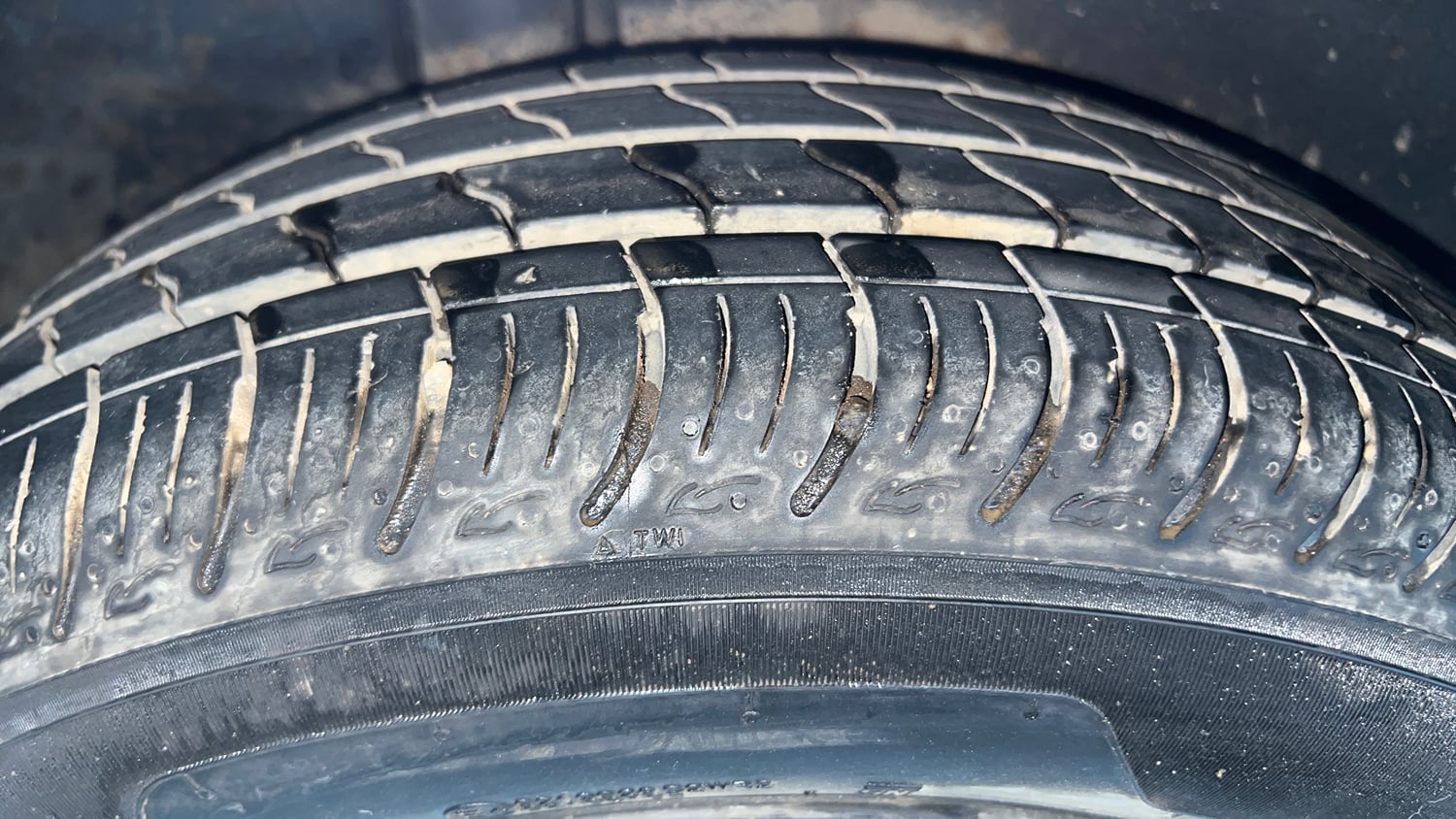 Used 2013 Maruti Suzuki Ertiga Vxi Petrol Manual tyres RIGHT REAR TYRE TREAD VIEW