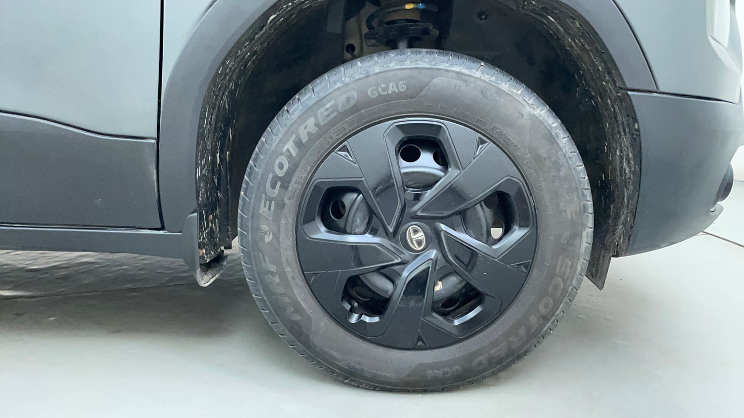 Used 2025 Tata Punch Pure MT Petrol Manual tyres RIGHT FRONT TYRE RIM VIEW