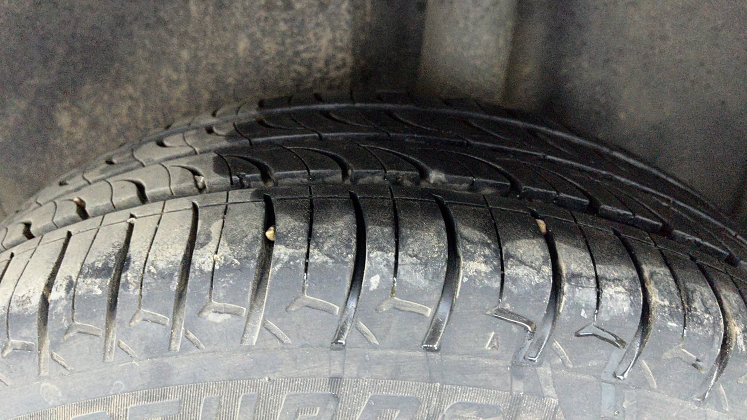 Used 2020 Volkswagen Polo Comfortline Plus 1.0L MPI Petrol Manual tyres LEFT REAR TYRE TREAD VIEW