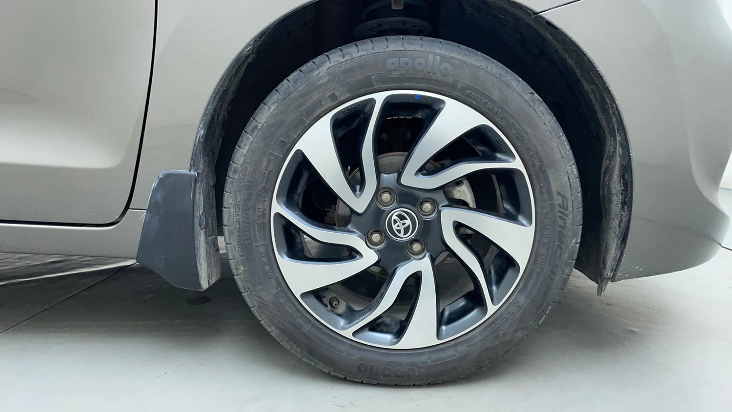 Used 2022 Toyota Glanza V CVT Petrol Automatic tyres RIGHT FRONT TYRE RIM VIEW
