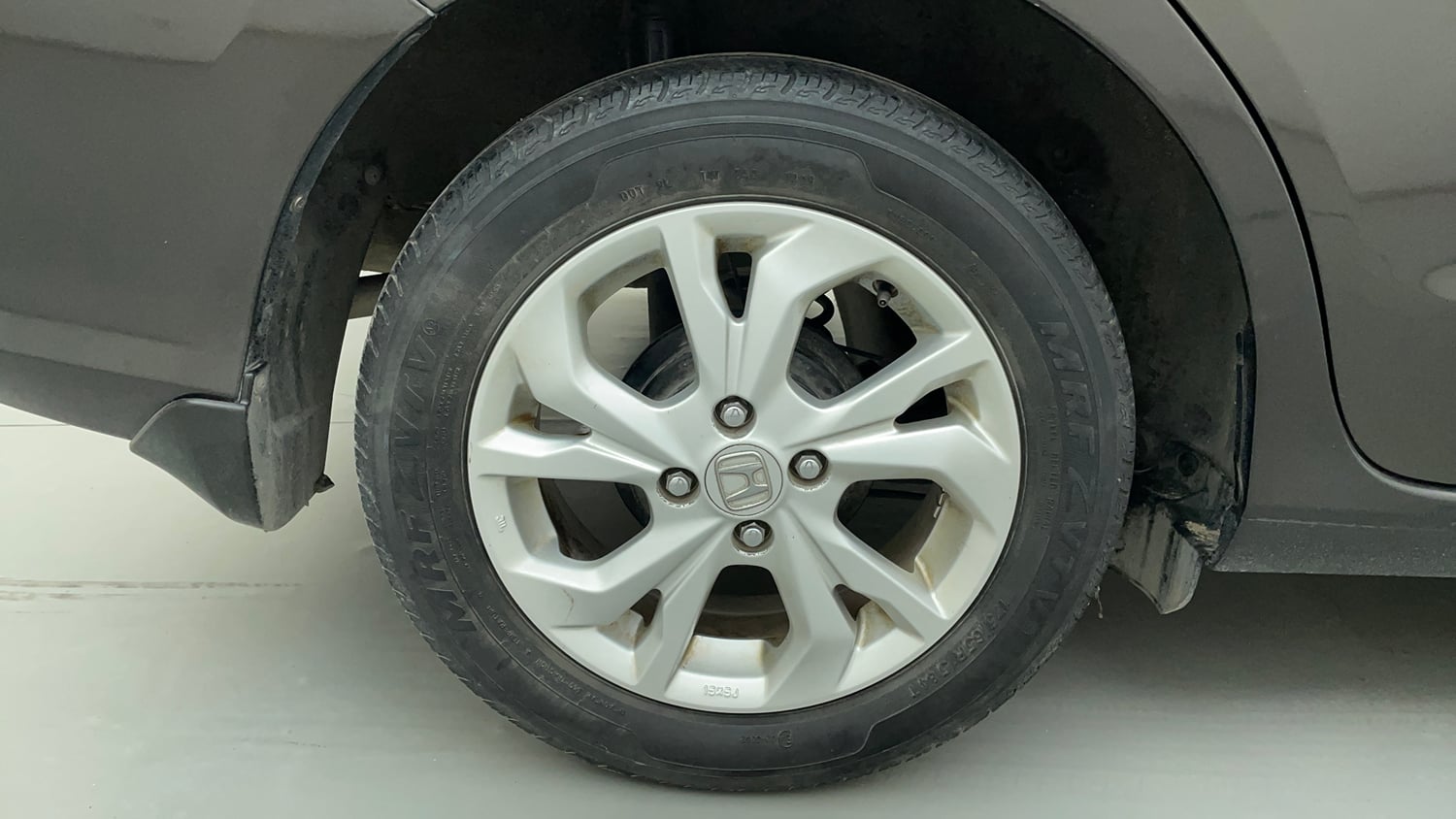 Used 2019 Honda Amaze 1.2 V CVT Petrol Petrol Automatic tyres RIGHT REAR TYRE RIM VIEW