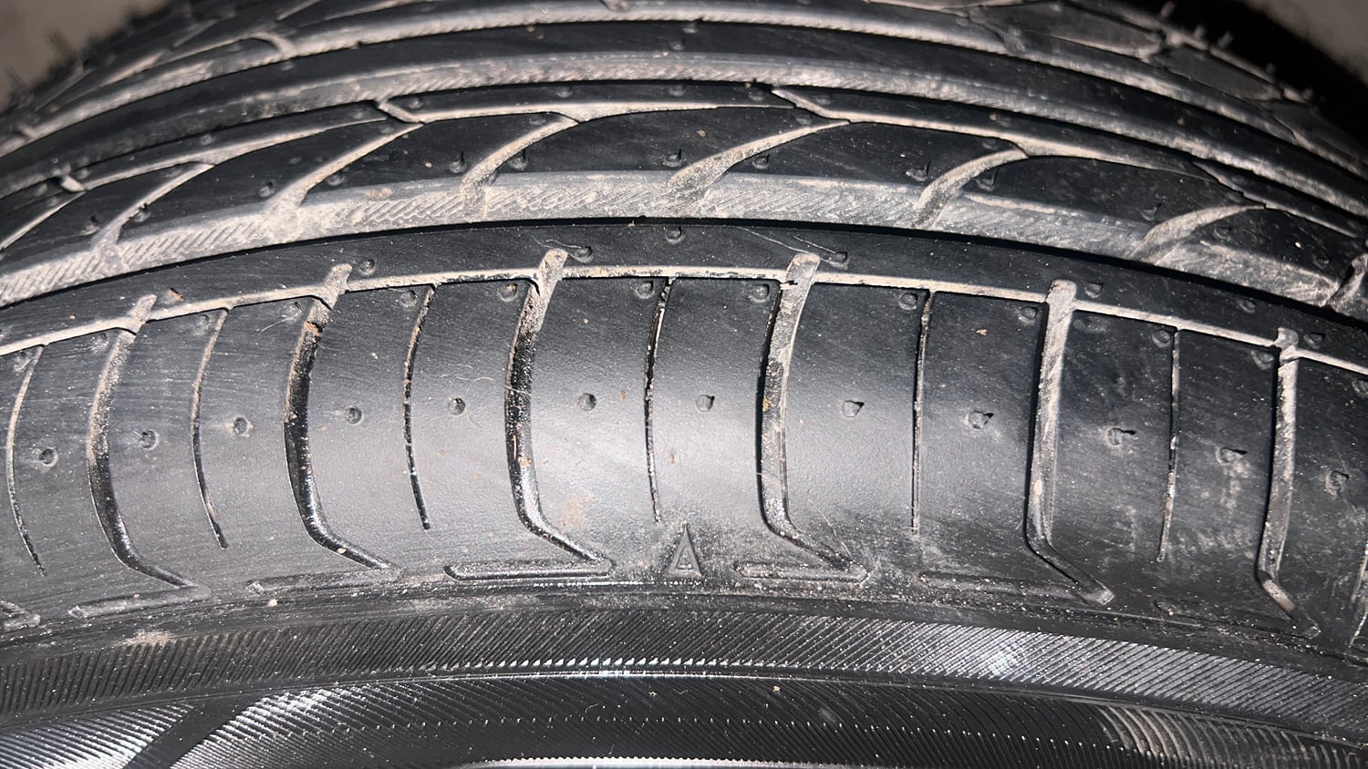 Used 2013 Ford Figo Duratorq Diesel ZXI 1.4 Diesel Manual tyres LEFT FRONT TYRE TREAD VIEW