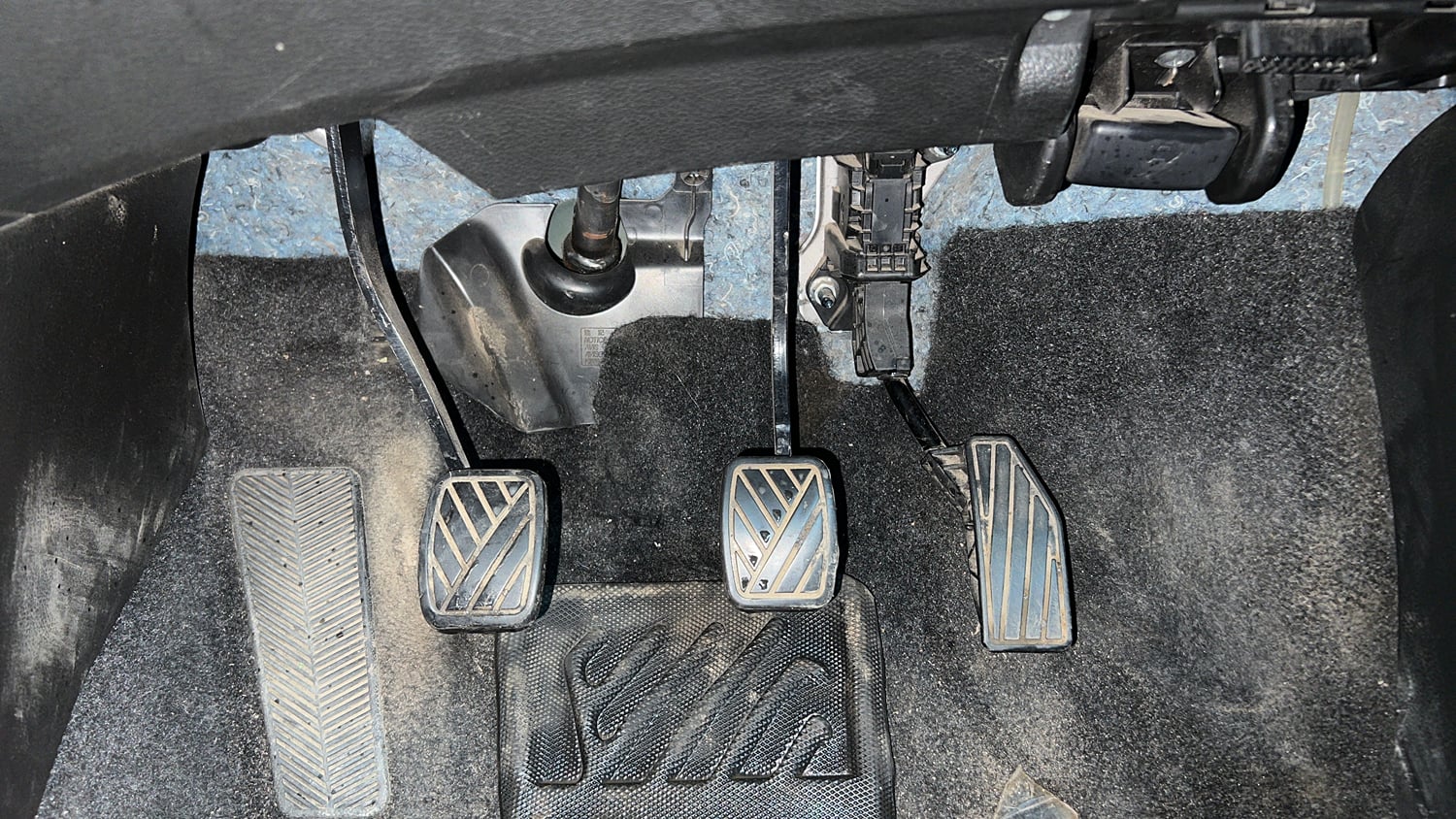 Used 2023 Maruti Suzuki XL6 Alpha Plus MT Petrol Petrol Manual interior PEDALS VIEW