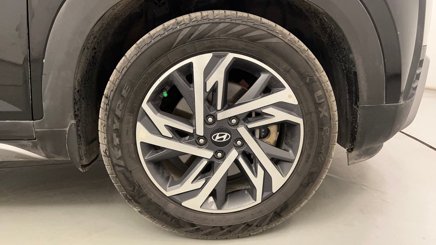 Used 2024 Hyundai Creta 1.5 MPi Petrol IVT SX(O) Petrol Automatic tyres RIGHT FRONT TYRE RIM VIEW